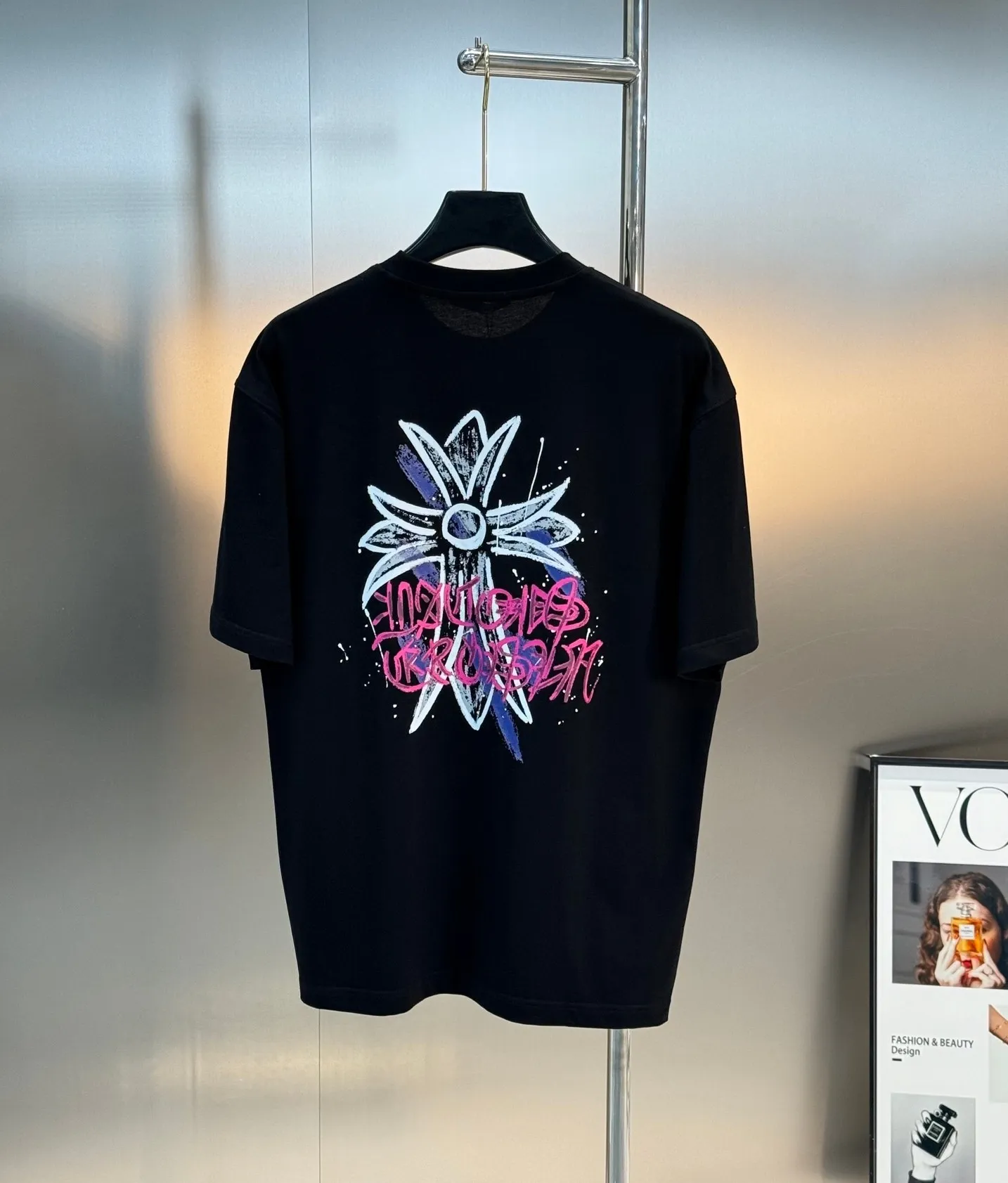 P160 is responsible for top-notch looks! ChromeHearts* Chrome Hearts 25s new T-shirt. Same style for men and women! The classic cross shape is responsible for the good looks. The visual effect of the combination of personalized graphics and letters is quite unique! ! ! The sensory effect presented is naturally explosive... The 250g Solona fabric is selected. It is comfortable and soft. Its delicacy and comfort performance are also inevitable, creating an extraordinary wearing experience! Color: Black. White. Size: S-xXL (L is recommended for 175/145 pounds)